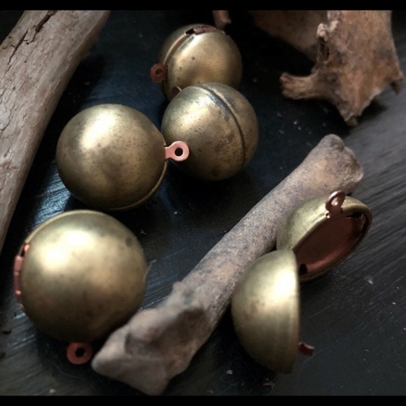 VINTAGE Brass Ball Locket . Mourning Jewelry - Picture 4 of 4